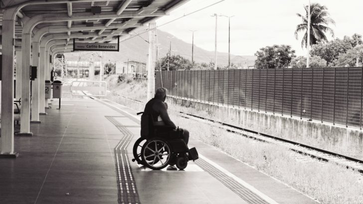 Osoba na wózku inwalidzkim na peronie