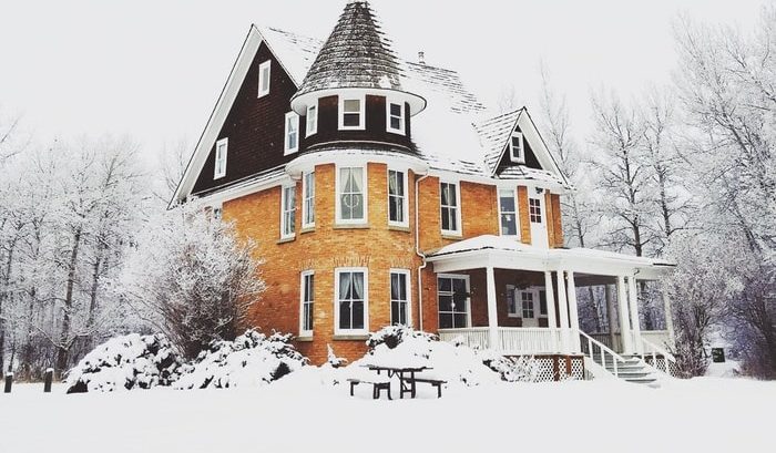 Dom wolnostojący zimą